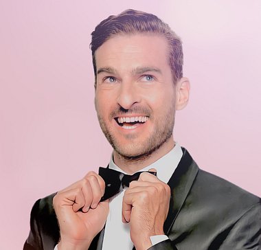 Michael Kelly tux less exposed